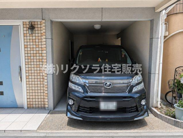 門真市四宮　一戸建ての駐車場|AIにて残置物を消して掲載しております。
居住中につき家具・残置物等ございます。