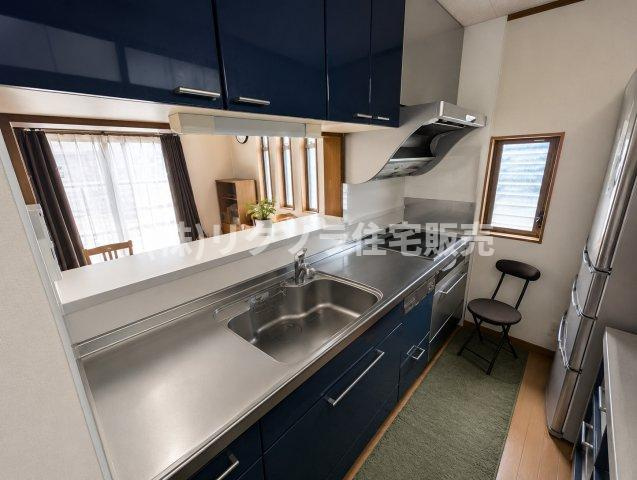 門真市四宮　一戸建てのキッチン|AIにて残置物を消して掲載しております。
居住中につき家具・残置物等ございます。