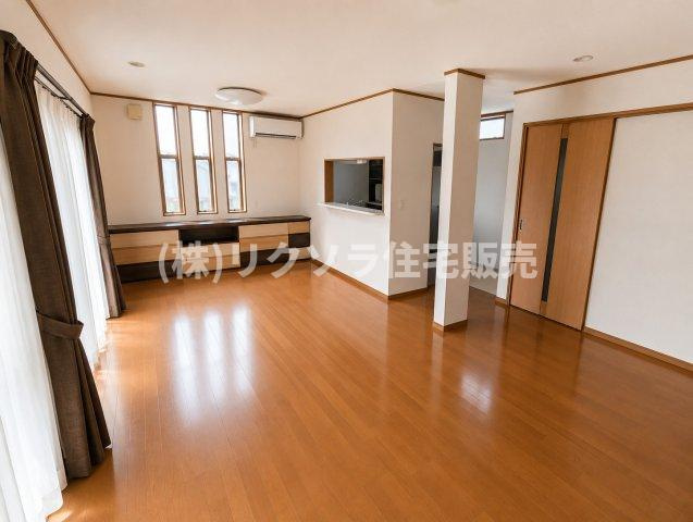 門真市四宮　一戸建ての居間・リビング|AIにて残置物を消して掲載しております。
居住中につき家具・残置物等ございます。