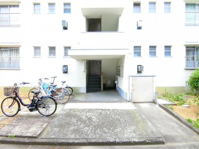 公団狭山住宅6号棟のエントランス