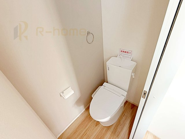 我孫子市青山台10期　新築戸建て　1号棟のトイレ|温水洗浄便座付きのトイレ。
トイレが２ヵ所設置で朝の忙しい時間でも安心です。