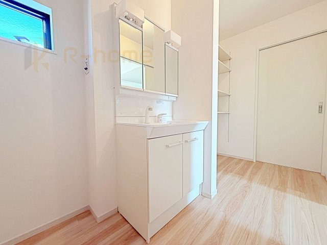 我孫子市青山台10期　新築戸建て　1号棟の洗面所|清潔感溢れる洗面台は嬉しい三面鏡付き。洗剤や歯ブラシなどもすっきり収納できます♪