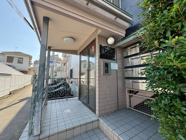 ロイヤルコート山本通のエントランス