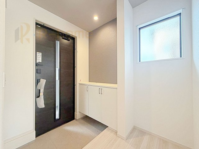 我孫子市青山台10期　新築戸建て　2号棟の玄関|玄関には便利なシューズインクローゼットを設置。アウトドア用品やベビーカーなどの収納に役立ちますね♪
