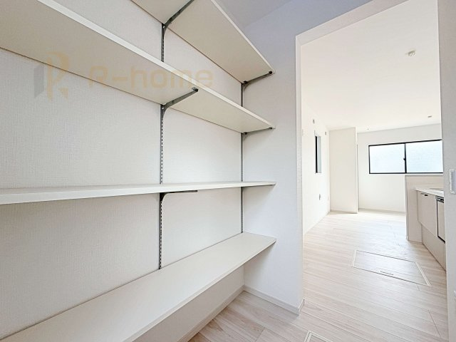 我孫子市青山台10期　新築戸建て　2号棟の収納|キッチンにはパントリーを設置！キッチン回りの整理整頓の悩みも解決♪