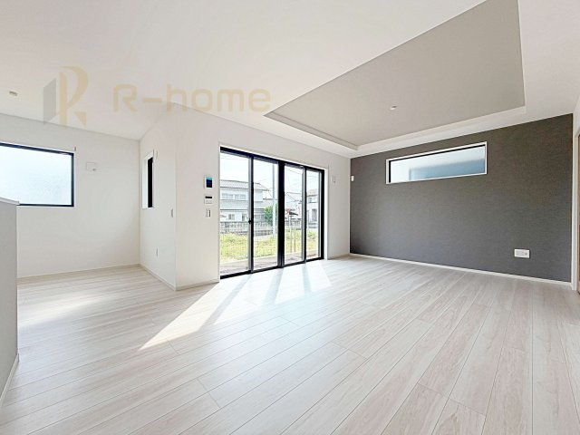 我孫子市青山台10期　新築戸建て　2号棟の居間・リビング|ライフスタイルに合わせて間仕切り対応可能！アクセントクロスがお洒落なくつろぎ空間♪
