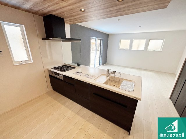 豊中市螢池南町　第2期　新築一戸建てのキッチン|リビングと統一感があり、使い勝手のいいキッチン。広々としているので、二人並んで作業が出来ちゃいます。お子様と一緒に色々なお料理に挑戦できるスペースがあります。