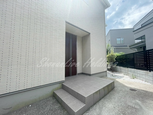 藤沢市本鵠沼２丁目の一戸建てのエントランス