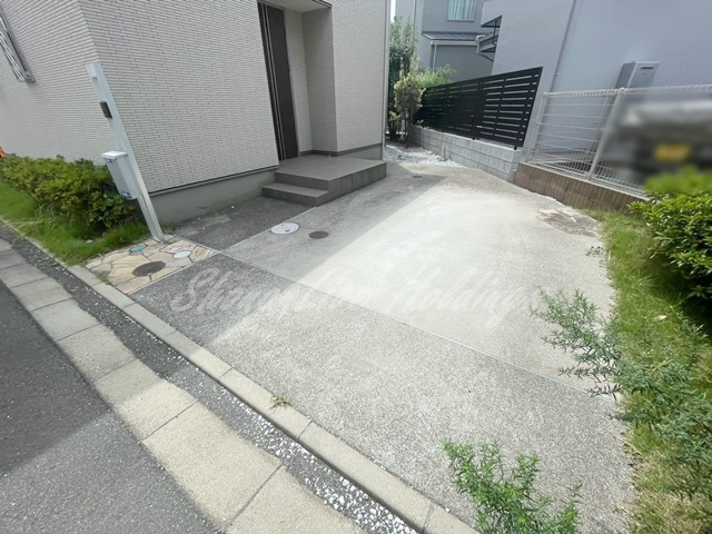 藤沢市本鵠沼２丁目の一戸建ての駐車場