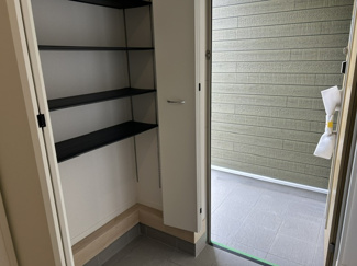 【玄関】 | 鈴蘭台東町８丁目　新築戸建 | 玄関にはご家族分の靴が収納できる収納がございます。