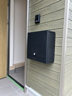 【設備】 | 鈴蘭台東町８丁目　新築戸建 | 宅配ボックスも付いているのでお留守でも安心です。