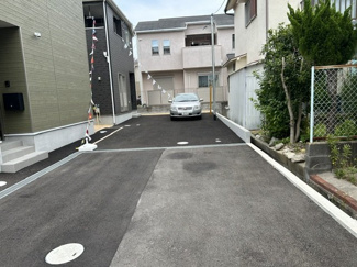 【前面道路含む現地写真】 | 鈴蘭台東町８丁目　新築戸建 | ゆったりしているので駐車も楽々です。