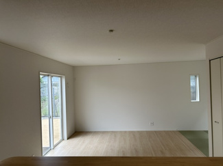 【居間・リビング】 | 鈴蘭台東町８丁目　新築戸建 | 続き間のタタミコーナー約3.0帖がありますので、より広くお使いいただけます。