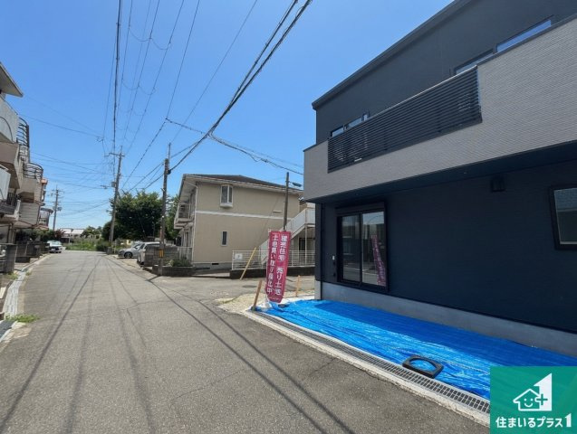 豊中市螢池南町　第2期　新築一戸建ての前面道路含む現地写真|周辺は閑静な住宅街！前面道路広々で車の出し入れも便利です。駐車が苦手な方でも安心して車庫入れできます！