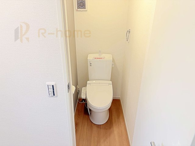 我孫子市青山台10期　新築戸建て　3号棟のトイレ|温水洗浄便座付きのトイレ。
トイレが２ヵ所設置で朝の忙しい時間でも安心です。