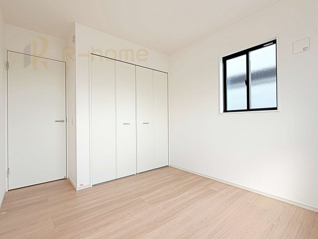 我孫子市青山台10期　新築戸建て　3号棟の洋室|どんな部屋家具も合わせやすいシンプルな洋室！
たっぷりの日差しと心地よい風が舞い込む住まい♪
