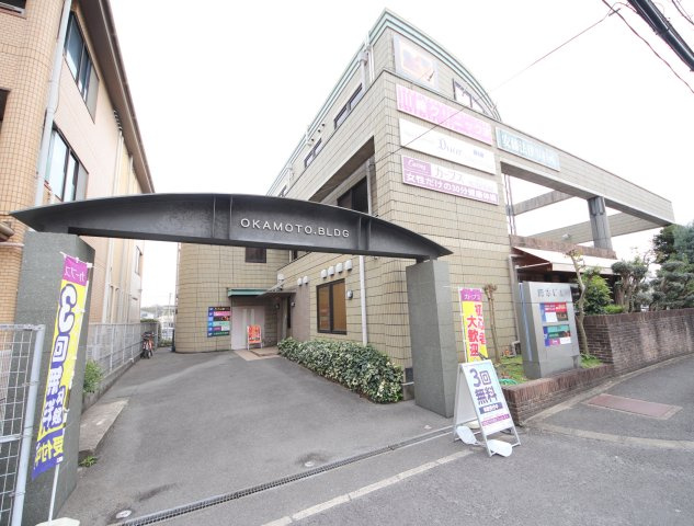 岡本ビルのエントランス