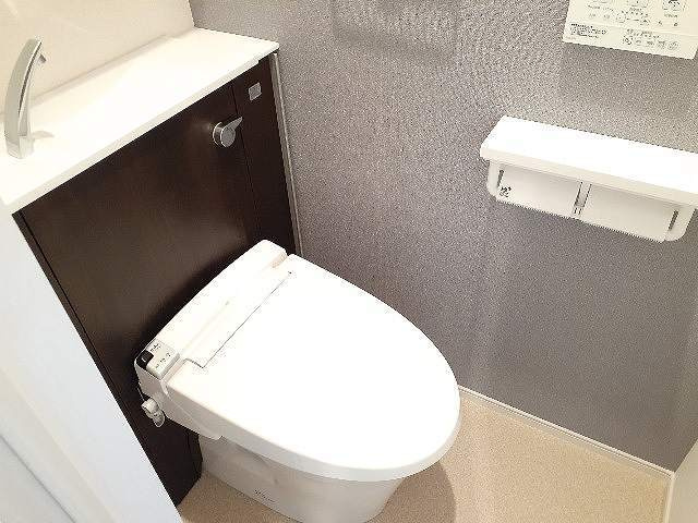 ファミール丹後Ⅱのトイレ|落ち着いた色調のトイレです