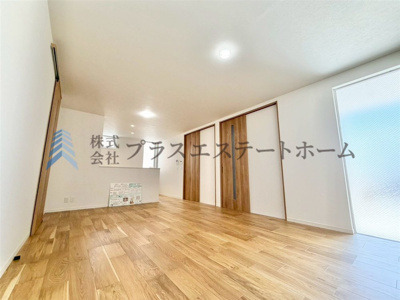 【居間・リビング】 | 須磨区関守町2丁目Ⅲ　新築戸建 | さえぎるものの少ない広々空間は家族や友人との時間を楽しむのにぴったりです♪