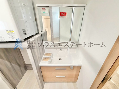 【独立洗面台】 | 須磨区関守町2丁目Ⅲ　新築戸建 | 鏡裏とボウル下に収納スペースがあり、散らかりがちな洗面所もすっきりとお使いいただけます
