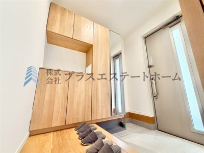 【玄関】 | 須磨区関守町2丁目Ⅲ　新築戸建 | 広々玄関で来客時も安心♪天井高のシューズボックスもあるためたくさんの靴を収納できます♪足元のライトが暗くなりがちな玄関を温かく照らしてくれます♪
