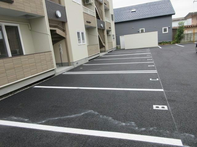 トレイブルックY館の駐車場