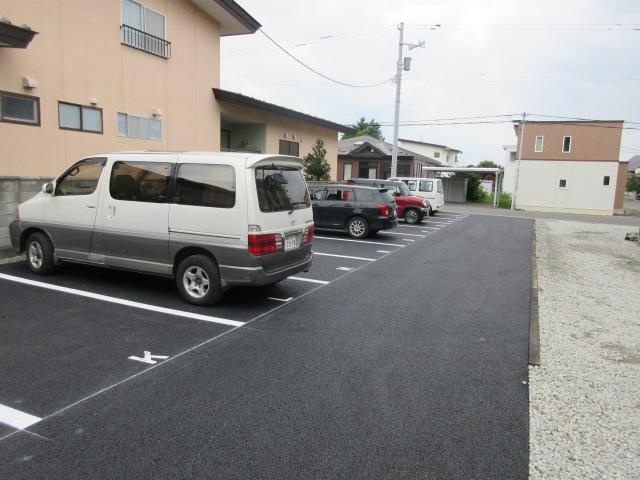 トレイブルックY館の駐車場