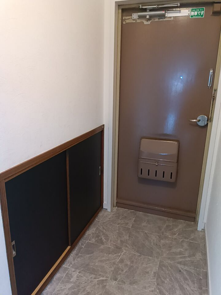 鴫野コーポ四号棟の玄関
