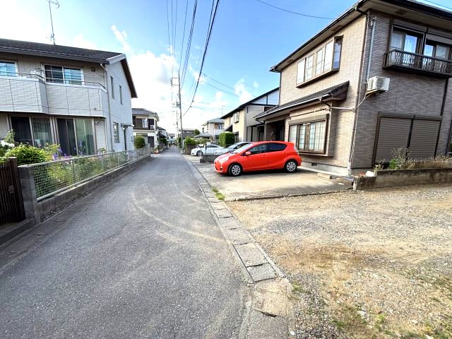 中古戸建　守谷市松並の前面道路含む現地写真