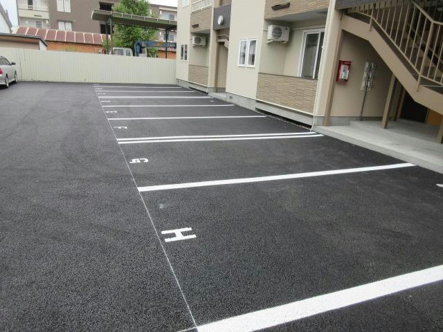 トレイブルックY館の駐車場