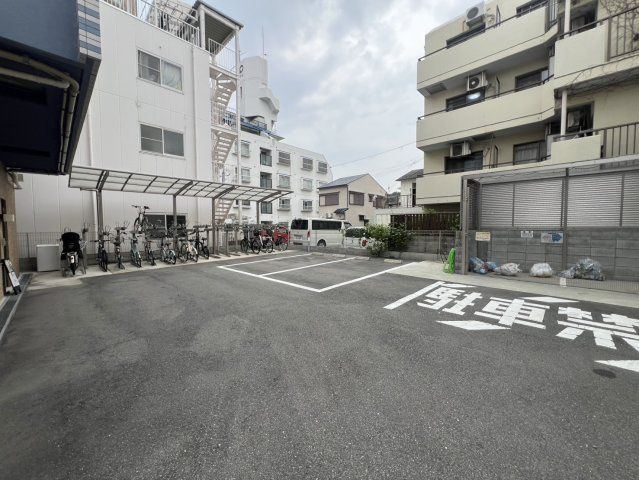 エヌエムスワサントアンの駐車場