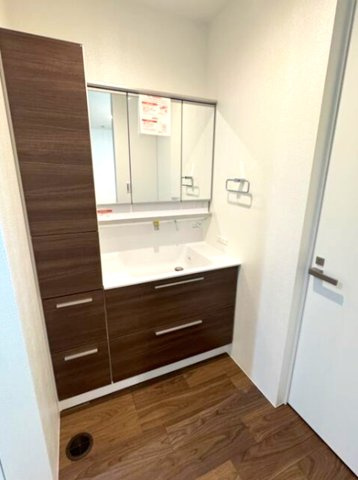 奥池南町の独立洗面台|ゆとりの洗面スペース。３面鏡、鏡の裏にはたっぷりと収納スペースを標準装備