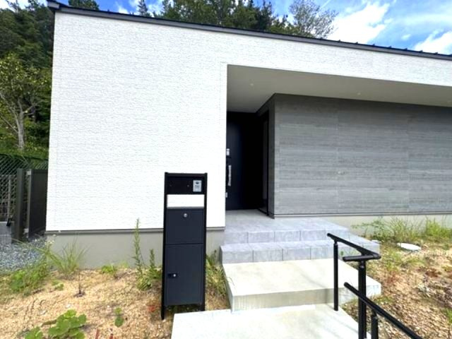 奥池南町の庭|環境と家計に優しいオール電化住宅
断熱や防音、結露軽減などの効果がある複層ガラス