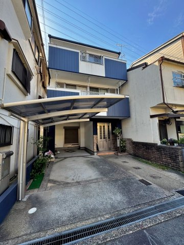 寝屋川市楠根南町の外観|カーポート付きで雨からも守れます！