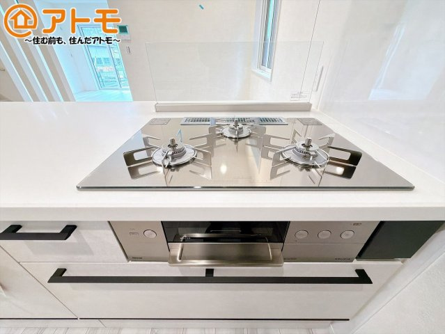 【設備】 | 三島市長伏　新築一戸建て　1号棟 | ３口コンロは使い勝手がよくお料理も楽しくなりそうです♪