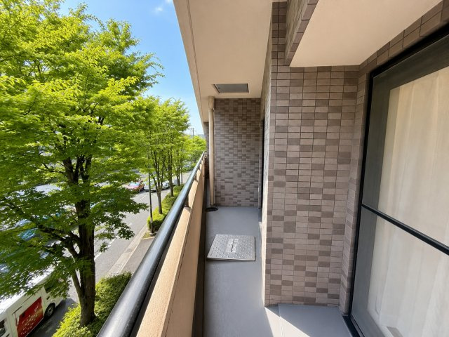 ナイスアーバン葛西のバルコニー|お布団も洗濯物もゆったり。暮らしに嬉しいゆとりの広さ。
