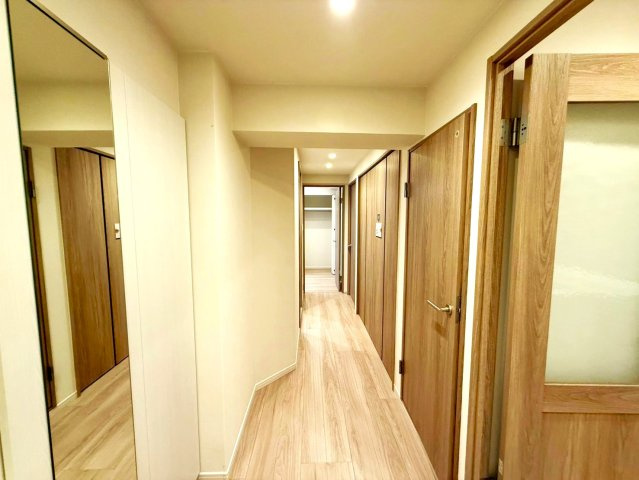 ナイスアーバン葛西のその他|ゆとりを感じる上質な廊下空間が、毎日の帰宅時間を心地よく彩ります。