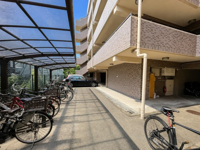 ナイスアーバン葛西の駐輪場|大切な自転車を雨や風から守る、屋根付き駐輪場を完備。