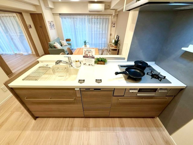 ナイスアーバン葛西のキッチン|面倒な後片付けをサポート。家事時間を短縮できる食洗機付きです。