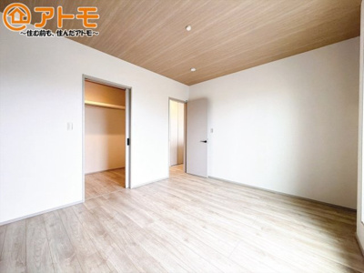 【寝室】 | 三島市長伏　新築一戸建て　2号棟 | 各居室に収納がついているので、部屋の中をすっきり見せることができますね！