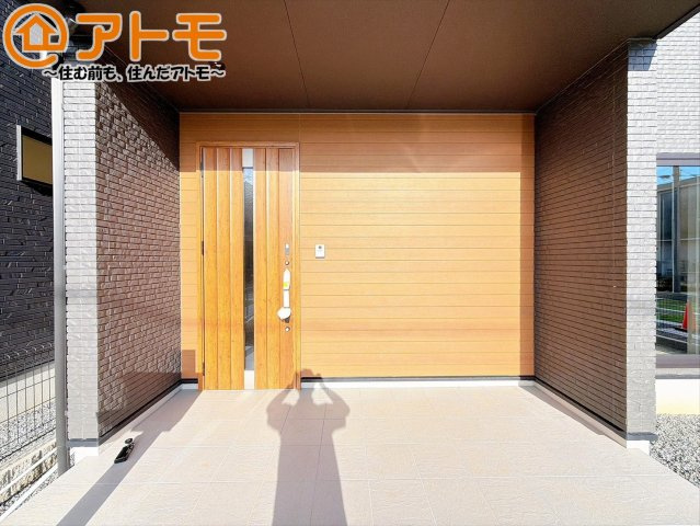 【玄関】 | 三島市長伏　新築一戸建て　2号棟 | 落ち着いた色合いの玄関はダブルロックで防犯性に優れた仕様になっています♪