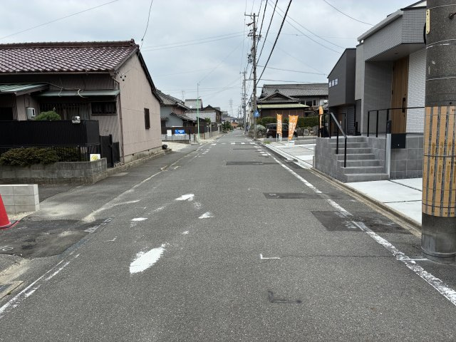【周辺】 | アクシス・コート | 2026年6月現在の前面道路です。