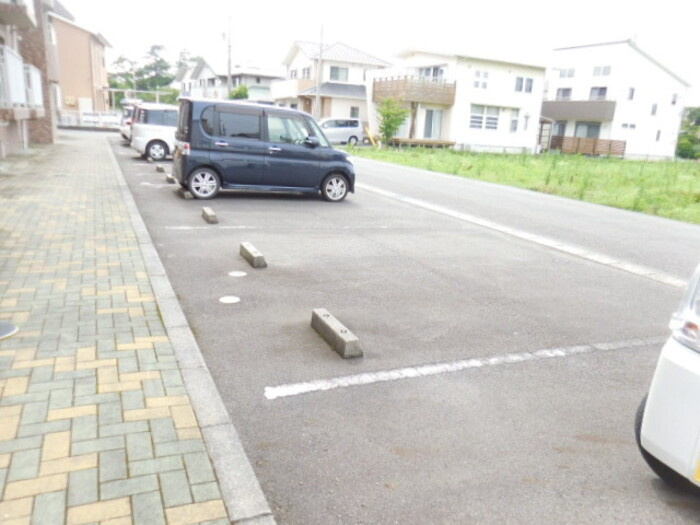 メゾンラフィネの駐車場