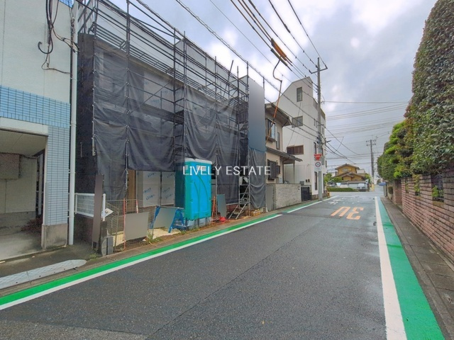 草加市氷川町 新築分譲住宅の前面道路含む現地写真