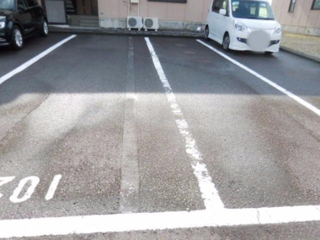 ファミール　Bの駐車場