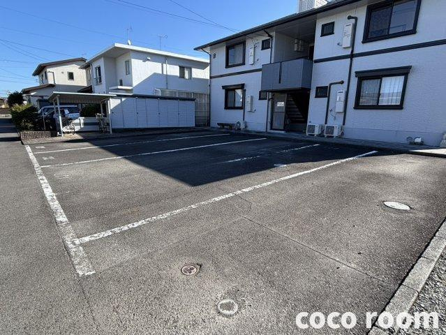 ファミール　Bの駐車場