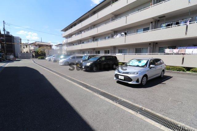 マンション・グランド・モナークの駐車場