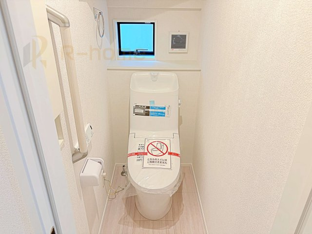 流山市思井　新築戸建て　2号棟のトイレ|温水洗浄便座付きのトイレ。
トイレが２ヵ所設置で朝の忙しい時間でも安心です。