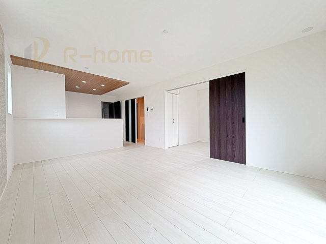 流山市思井　新築戸建て　2号棟の居間・リビング|広くて明るいＬＤＫ♪ ゆったりくつろげるリビングスペースで、ご家族皆様の笑顔が溢れます。