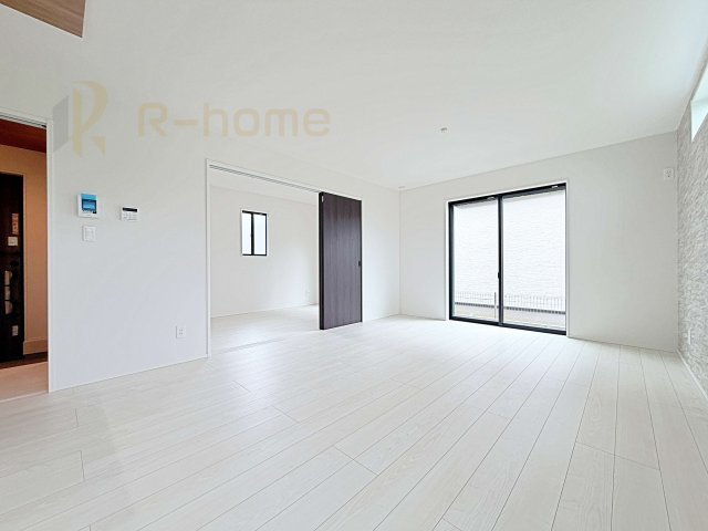 流山市思井　新築戸建て　2号棟の居間・リビング|たっぷりの陽光が注ぎ込む明るいリビング♪隣接の洋室を開放すると更なる大空間に変身♪